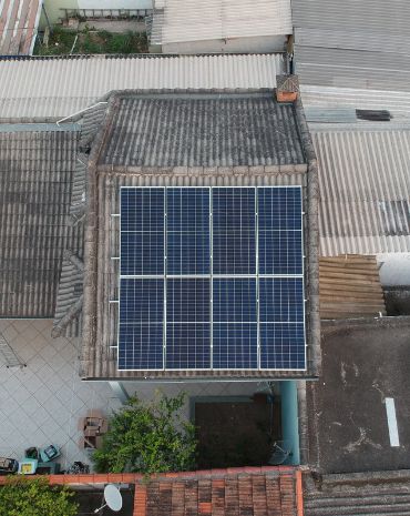 Energia solar em Poá. Geração média mensal 290kWh. Economia anual R$ 3.300,00.